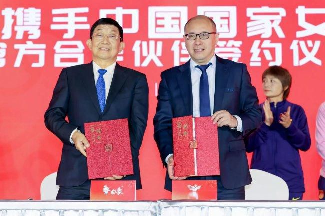 何况艾玛斯通扮演的蜘蛛女格温，整一个纯情年夜花痴，恋爱戏上没一点羁绊可言，说服力相当之微弱。
